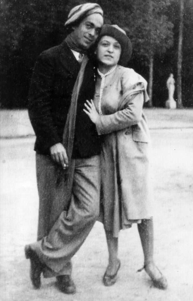 ורדינה ואברהם שלונסקי לאחר שהחליפו ביניהם כובעים. פריז, 1930. | באדיבות ד"ר אילן ברקוביץ', מרכז קיפ לחקר הספרות והתרבות העברית, אוניברסיטת תל-אביב