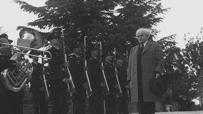 דוד בן גוריון עומד לצלילי "התקוה" בפתח ישיבת הכנסת הראשונה בירושלים. | הוגו מנדלסון, לע"מ