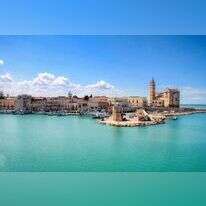 ר' ישעיה מטראני, הפרשן הדרום-איטלקי, הציע שמשה שינה מלשונו של הקב"ה. העיר טראני, איטליה. | שאטרסטוק