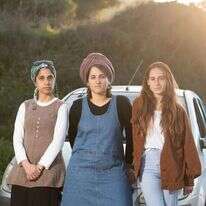 מימין לשמאל: זמרתיה חזני, אסנת אבו, תפארת הדד. | שריה דיאמנט