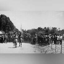 מחנות המעצר של הבריטים נבנו לפי דגם מחנות הריכוז הנאציים בידי שבויי מלחמה גרמנים. מעפילים במחנה בקפריסין, 1946. | גטי אימג'ס