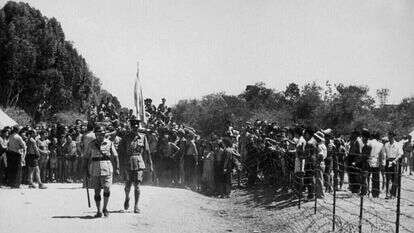 מחנות המעצר של הבריטים נבנו לפי דגם מחנות הריכוז הנאציים בידי שבויי מלחמה גרמנים. מעפילים במחנה בקפריסין, 1946. | גטי אימג'ס מחנות המעצר של הבריטים נבנו לפי דגם מחנות הריכוז הנאציים בידי שבויי מלחמה גרמנים. מעפילים במחנה בקפריסין, 1946. | גטי אימג'ס