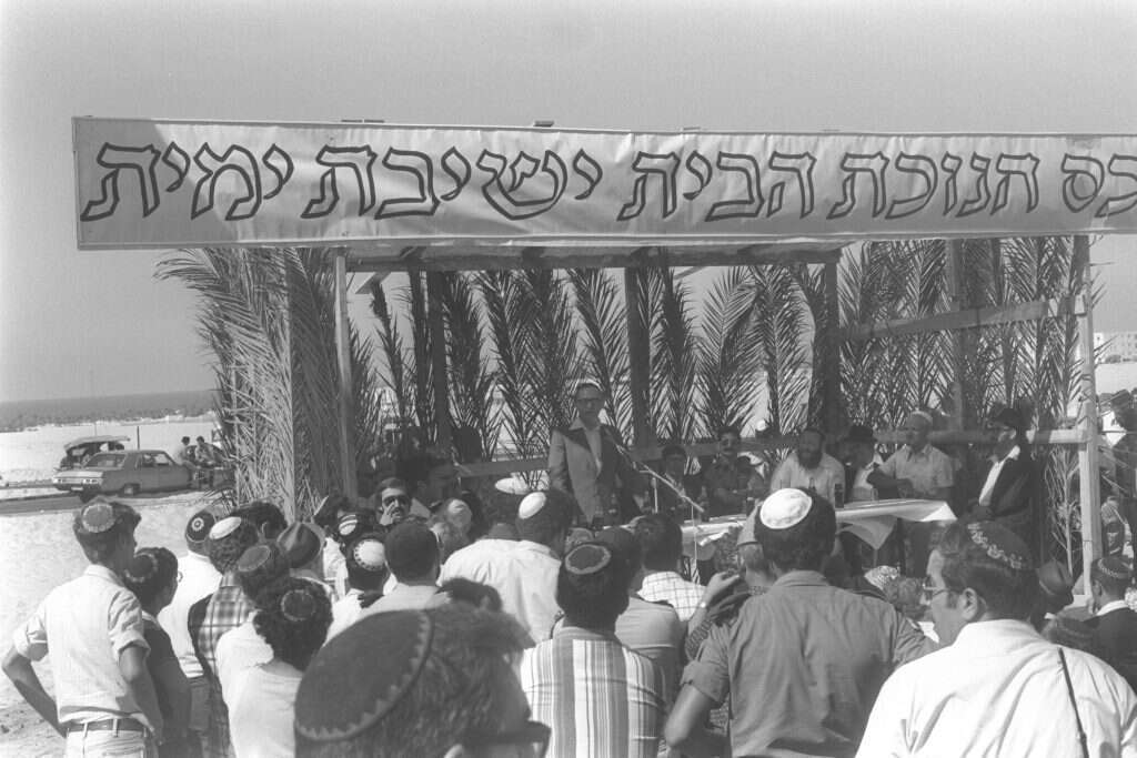 מחאה פוליטית קצרת טווח. מנחם בגין נואם בימית, 1977. | משה מילנר, לע"מ