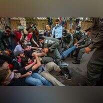 שוטרים מתעמתים עם מפגיני שמאל שפרצו את הגדרות ליד בית ראש הממשלה, בשבת שעברה. | אוליבייה פיטוסי - פלאש 90