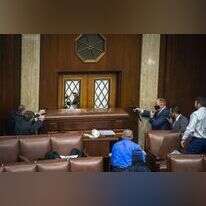 מאבטחים באקדחים שלופים מול דלתות בית הנבחרים החסומות. | ביל אולירי, הוושינגטון פוסט