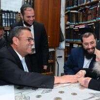 ראש עיריית ירושלים משה ליאון בבית הרב קנייבסקי. | שוקי לרר