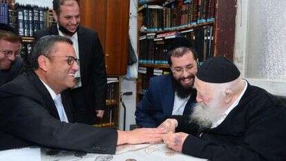 ראש עיריית ירושלים משה ליאון בבית הרב קנייבסקי. | שוקי לרר