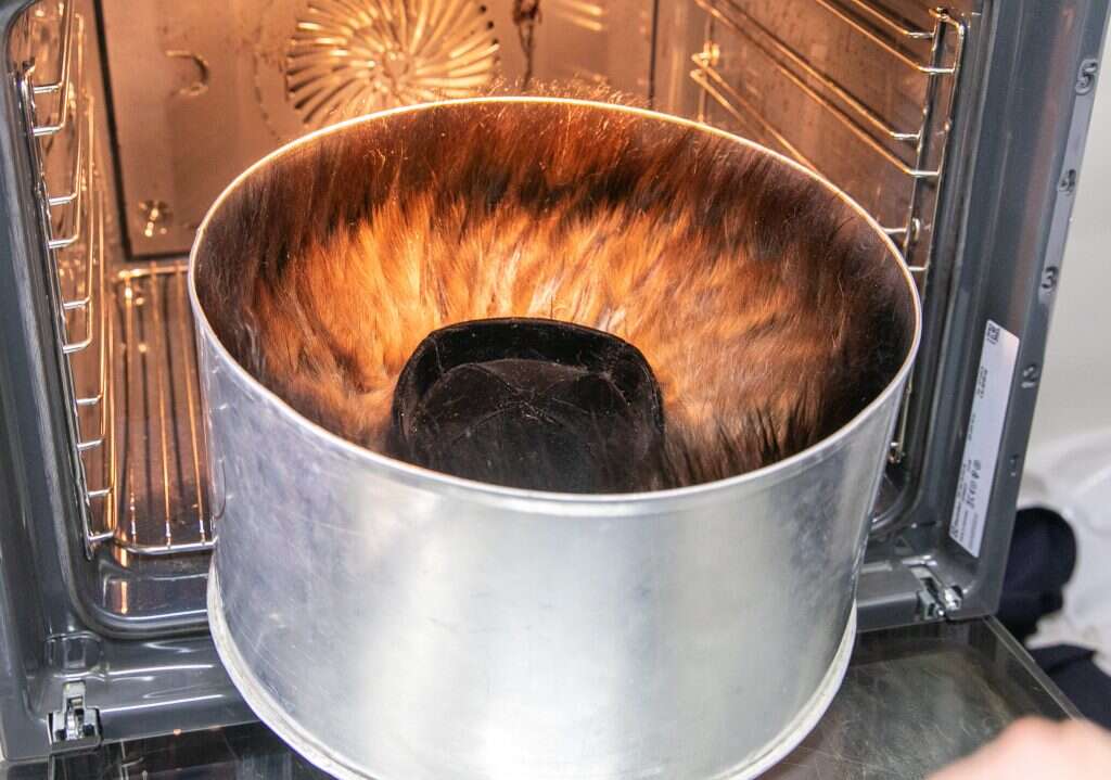 השטריימל מוכנס לתנור. | יוסי אלוני