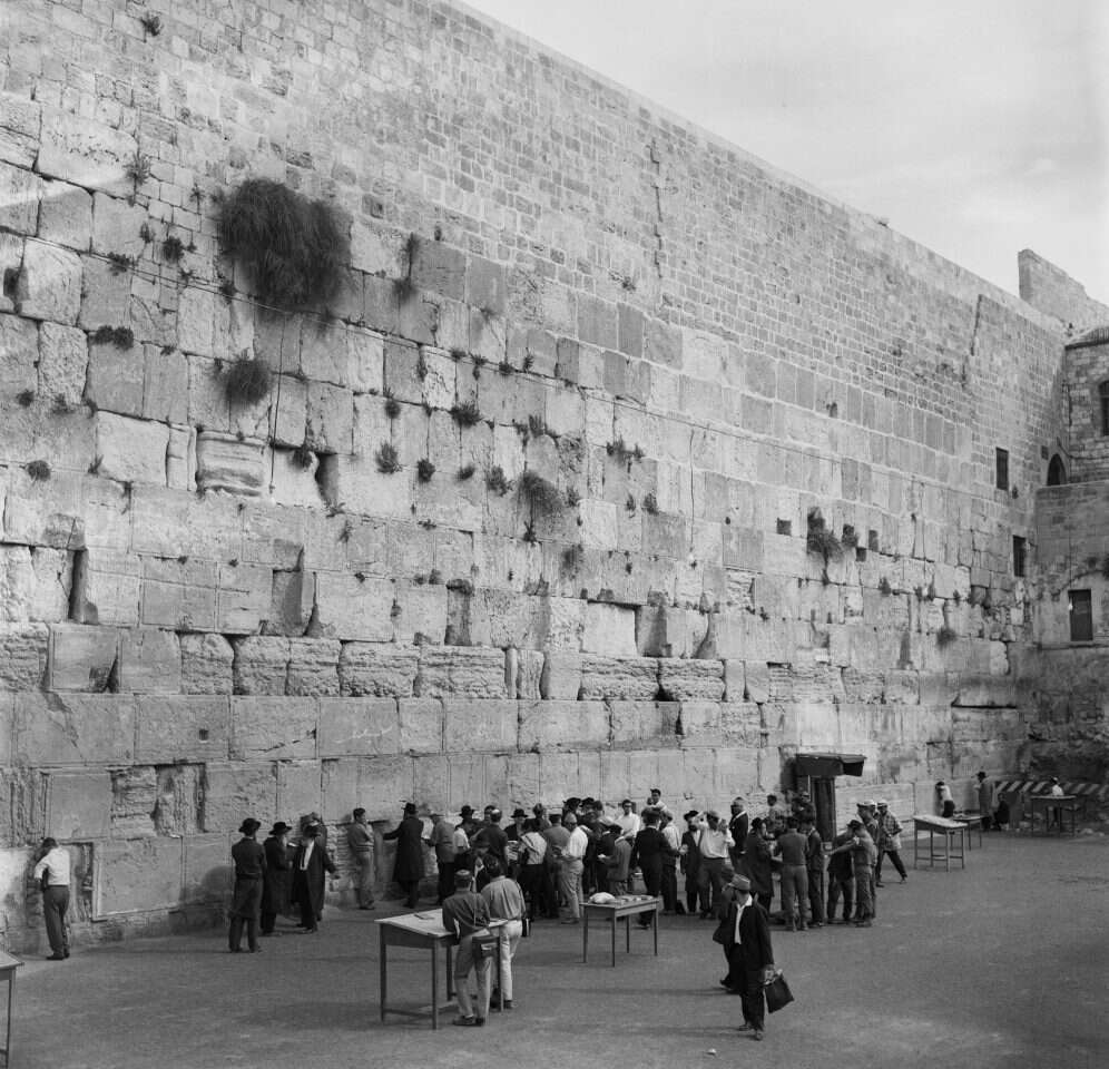 לבנות - עזה, טיראן, ירושלמית ועציונה; לבנים - כותל וירושלים. נובמבר 1967. | גטי אימג'ס