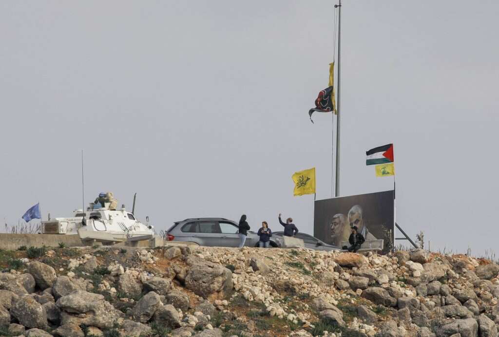 תמונה שצולמה ממטולה, אזרחים לבנונים בסמוך לגבול עם ישראל. לפני כשבוע. | AFP