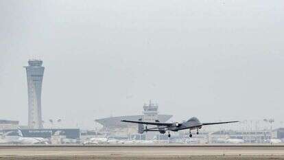 נחיתה והמראה של ההרון בשדה התעופה בן גוריון. | אלון רון