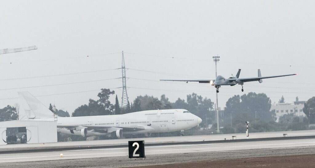 נחיתה והמראה של ההרון בשדה התעופה בן גוריון. | אלון רון