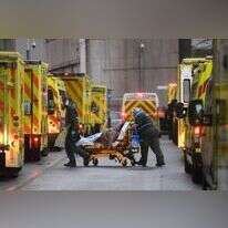 עובדי חירום בלונדון מפנים חולה קורונה. | EPA