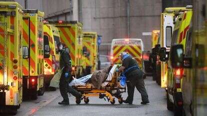 עובדי חירום בלונדון מפנים חולה קורונה. | EPA