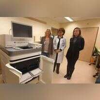 פרופ' אלה מנדלסון (במרכז התמונה), מנהלת המעבדה המרכזית לנגיפים של משרד הבריאות שפועלת במרכז הרפואי שיבא- תל השומר