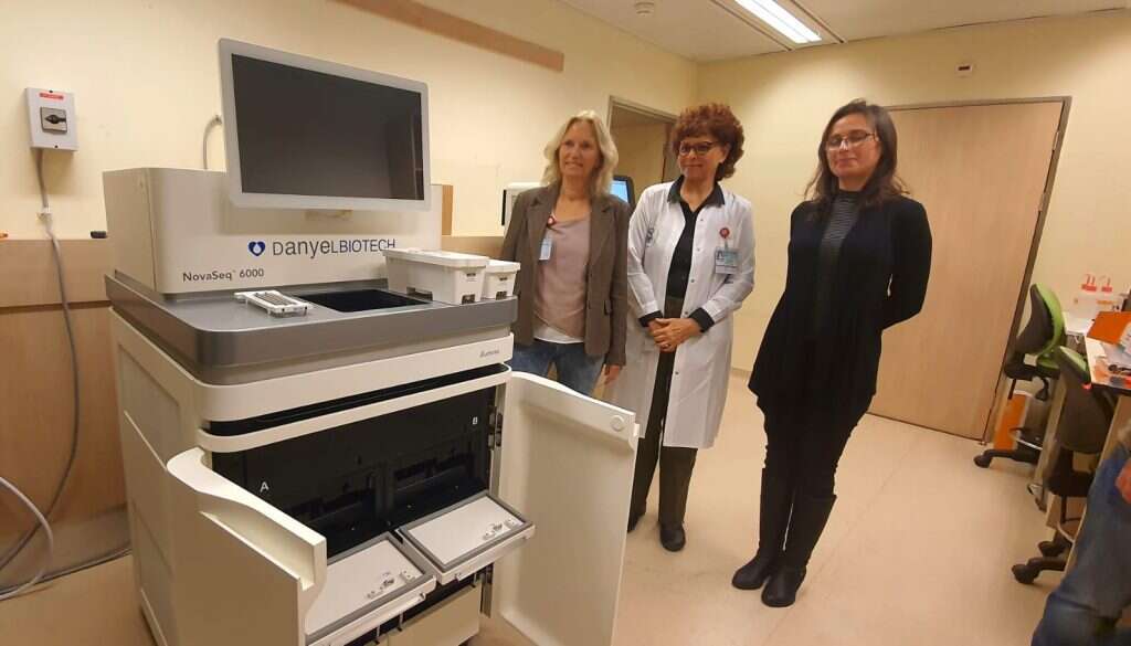 פרופ' אלה מנדלסון (במרכז התמונה), מנהלת המעבדה המרכזית לנגיפים של משרד הבריאות שפועלת במרכז הרפואי שיבא- תל השומר