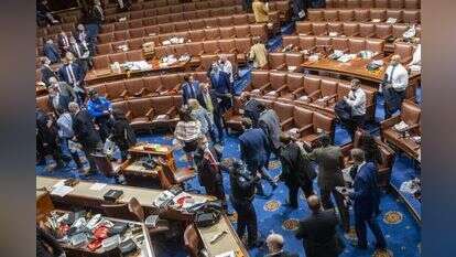 הפינוי מאולם בית הנבחרים, בשבוע שעבר בגבעת הקפיטול. | ביל אולירי, הוושינגטון פוסט