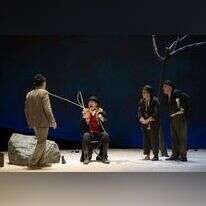 השאלה הקיומית על החיים עצמם מרחפת מעל ספריו ומחזותיו של בקט. סצנה מתוך ההצגה "מחכים לגודו" בתיאטרון הג'ימנאס במרסיי, צרפת, 2015. | AFP