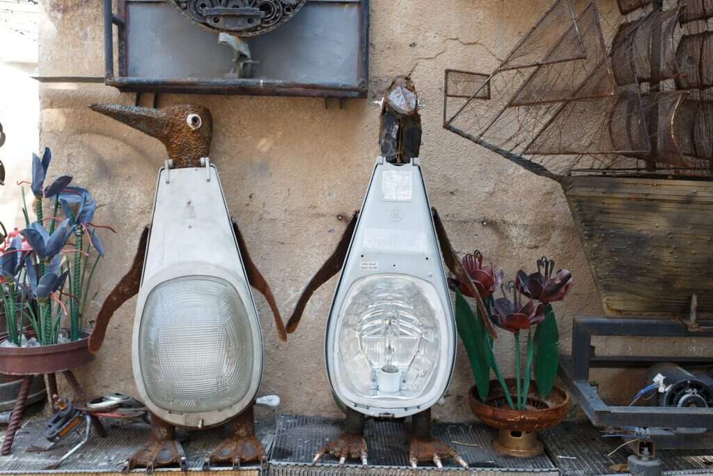 מהעמודים בשולי הכביש לפינגווינים. פנסי רחוב ששודרגו. | אנצ׳ו גוש, ג׳יני