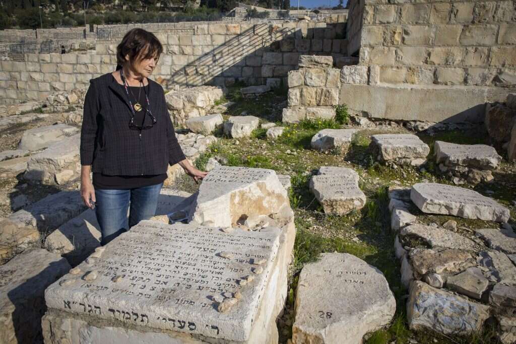 בכל שנה מצליחים לפענח עוד כמה מצבות. שרה ברנע בבית העלמין. | אוליבייה פיטוסי, פלאש 90