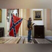 מי שצפה במהומות בבניין הקפיטול ראה לא רק את דגל הקונפדרציה הדרומית מתקופת מלחמת האזרחים, וכיום סמל פרו־גזענות ופרו־עבדות (בתמונה), אלא גם חולצות עם סיסמאות אנטישמיות בוטות. | EPA