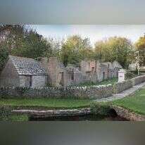 על דלת הכנסייה נתלה פתק, "יום אחד נשוב". הכפר הנטוש טיינהם, בריטניה. | שאטרסטוק על דלת הכנסייה נתלה פתק, "יום אחד נשוב". הכפר הנטוש טיינהם, בריטניה. | שאטרסטוק