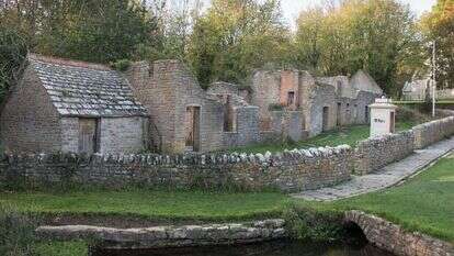 על דלת הכנסייה נתלה פתק, "יום אחד נשוב". הכפר הנטוש טיינהם, בריטניה. | שאטרסטוק על דלת הכנסייה נתלה פתק, "יום אחד נשוב". הכפר הנטוש טיינהם, בריטניה. | שאטרסטוק