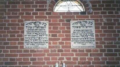 קבריהם של "חידושי הרי"ם" ונכדו, ה"שפת אמת" בבית עלמין בגורה קלוואריה, פולין