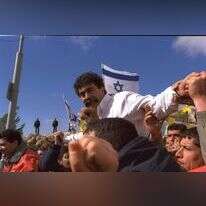 פרץ בתפקידו כמזכ"ל ההסתדרות במחאה על האבטלה מול משרד ראש הממשלה בירושלים, 1997. | עמוס בן־גרשום, לע"מ