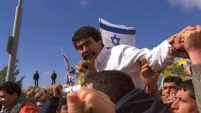 פרץ בתפקידו כמזכ"ל ההסתדרות במחאה על האבטלה מול משרד ראש הממשלה בירושלים, 1997. | עמוס בן־גרשום, לע"מ