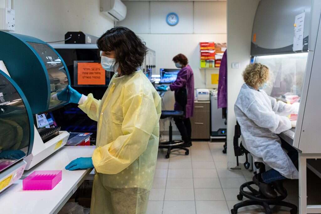 מעבדת הנגיפים בשיבא. | אבישג שאר-ישוב