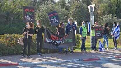 תושבי עומר מפגינים בכניסה ליישוב, בשבוע שעבר. | שי חמו