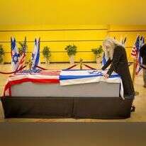 ד"ר מרים אדלסון, אלמנתו של שלדון, עם הארון. | עמי שושן