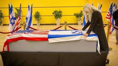 ד"ר מרים אדלסון, אלמנתו של שלדון, עם הארון. | עמי שושן