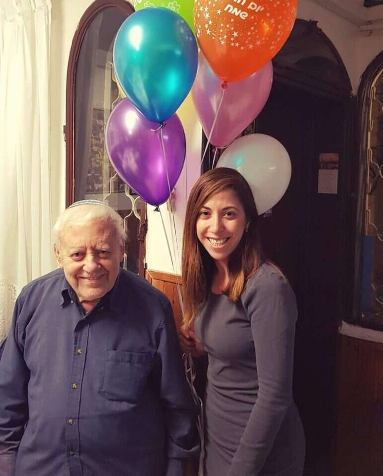 נהורה עמר וסבה יהונתן מזוז ז"ל. קרדיט: באדיבות המשפחה