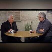 פיני גרשון מראיין את אלי אבידר. | מסך מתוך עמוד הפייסבוק של התוכנית מחליטים מהבטן