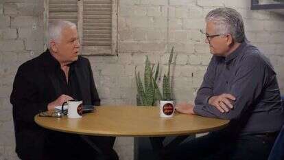 פיני גרשון מראיין את אלי אבידר. | מסך מתוך עמוד הפייסבוק של התוכנית מחליטים מהבטן