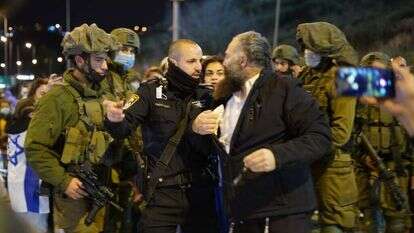 שמעון והחיילים בזירת ההפגנה לפני כשבוע. | הלל מאיר, TPS