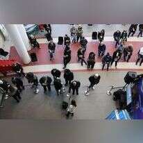 מחכים לחיסון. | EPA