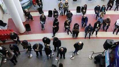 מחכים לחיסון. | EPA