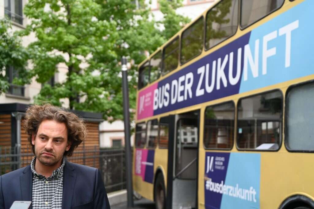 שי הופמן מסביר על פרויקט אוטובוס המפגשים שלו, פרנקפורט, גרמניה, 25 באוגוסט 2020 | כנען ליפשיץ