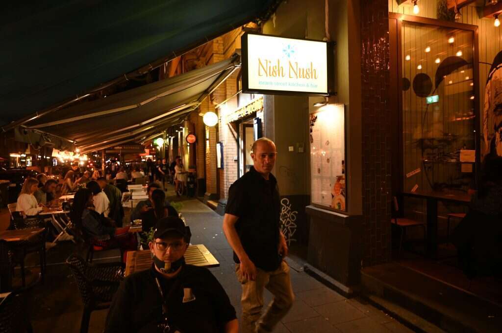 שרון כץ בכניסה למסעדת החומוס שלו, נישנוש, בקלן בגרמניה, | כנען ליפשיץ