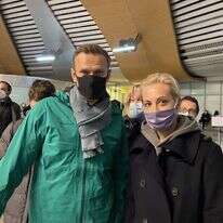 נבלני עם אשתו יוליה, עם נחיתתו ברוסיה. | אי-פי-איי