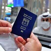 ישראלי מציג את דרכונו בשדה התעופה בדובאי בסוף נובמבר. | AFP