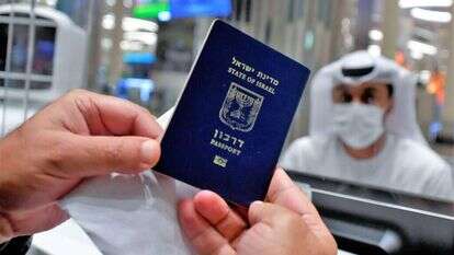ישראלי מציג את דרכונו בשדה התעופה בדובאי בסוף נובמבר. | AFP