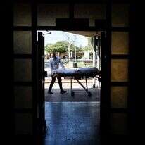 נפטר מקורונה מובא לקבורה בישראל. | EPA