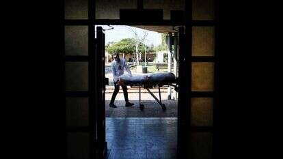 נפטר מקורונה מובא לקבורה בישראל. | EPA