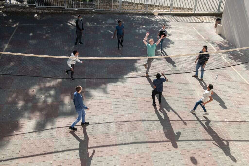 תלמידים משחקים בחצר הישיבה. | שריה דיאמנט