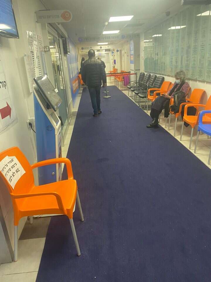 כמות מחוסנים דלילה במרכז החיסונים 'משגב לדך' בירושלים כמות מחוסנים דלילה במרכז החיסונים 'משגב לדך' בירושלים