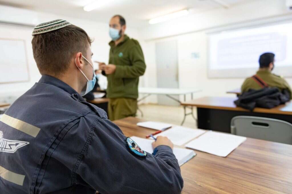 לומדים 6/6 בחיל האוויר. | עמית אגרונוב דוברות חיל האוויר